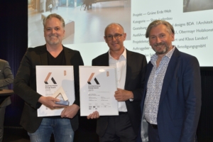 Andreas Lechner, Geschäftsführer Grüne Erde, Thomas Scholl, Leiter Grüne Erde-Welt, Erich Gaffal, Manager des Möbel- und Holzbau-Clusters / Foto: @Ralph Fischbacher